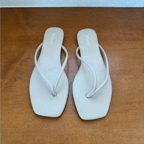 NWT Xappeal Summer Beige Square Toe Flip Flop Sandal - Picture 2 of 6